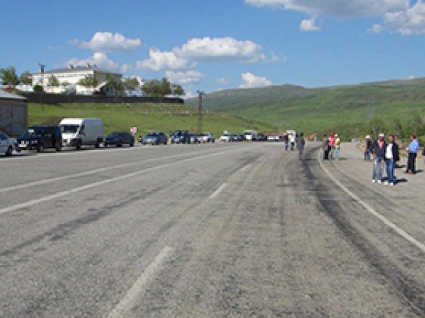 Karlıova'da Yol Kesenlere Polis Müdahalesi