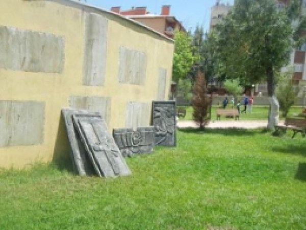 Yeni Başkan Zerdüşt Figürlerini Parktan Kaldırttı