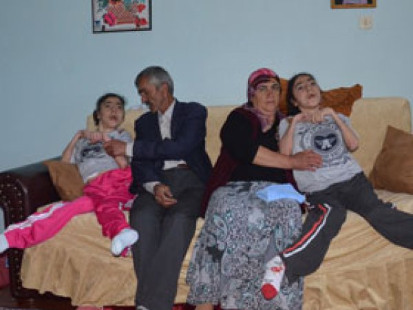 Engelli İkizler Evde Okuma- Yazma Öğrendi 