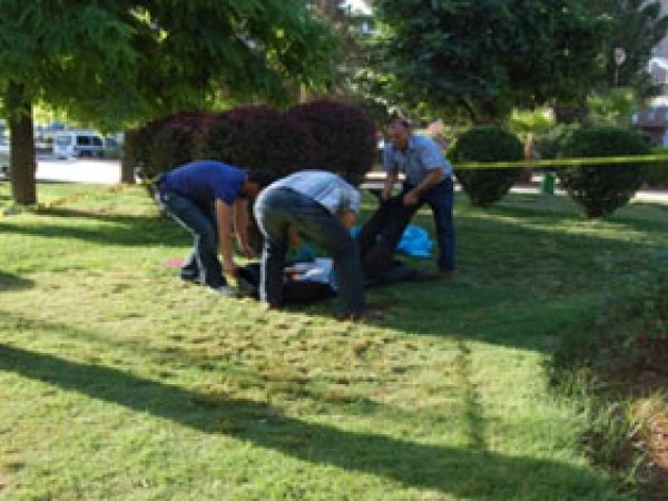 Parkta Ölü Bir Erkek Cesedi Bulundu 