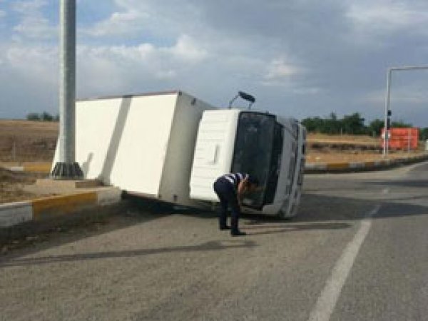 Virajı Alamayan Kamyonet, Yan Yattı 