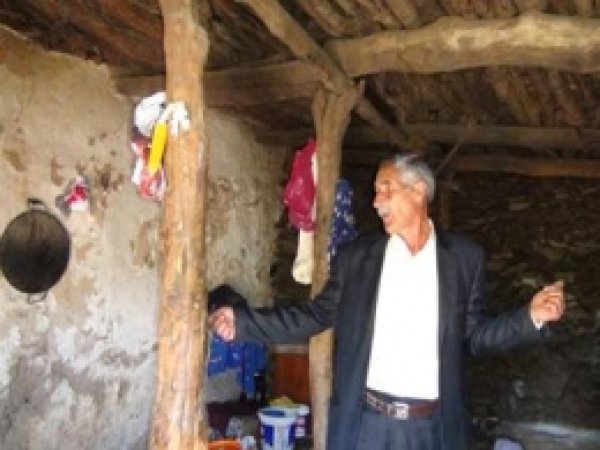 Evi Yıkılmak Üzere, Yardım Bekliyor 