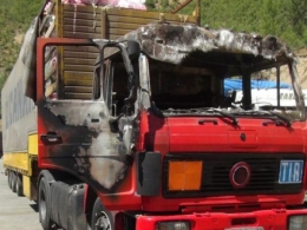 PKK'liler Süt Taşıyan Aracı Ateşe Verdi