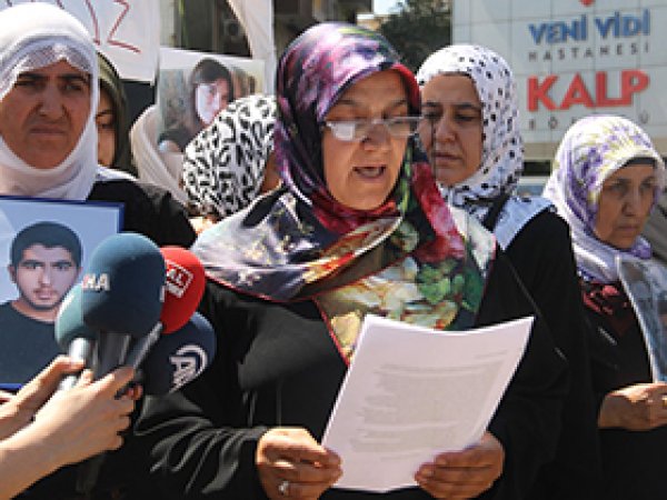AKAD-DER, Acılı Annelere Sahip Çıktı