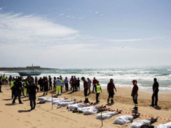 Şiddetten Kaçarken Tekneleri Battı: 40 Ölü