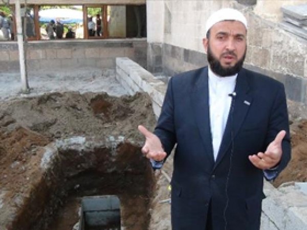 İmam Kendi Mezarını Kazdı