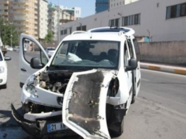 Diyarbakır'da Trafik Kazası; 3 Ağır Yaralı 