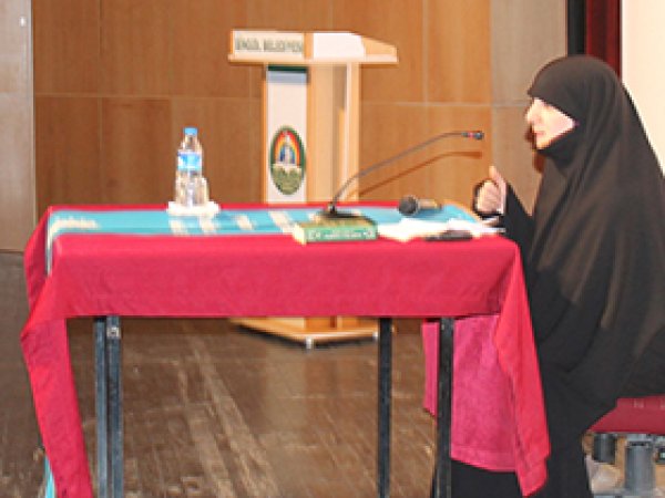 'Kadının Hayat Çizgisi Kur'an Olmalı'