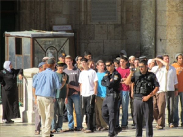 Siyonistler Mescid-i Aksa'nın Avlusuna Girdi