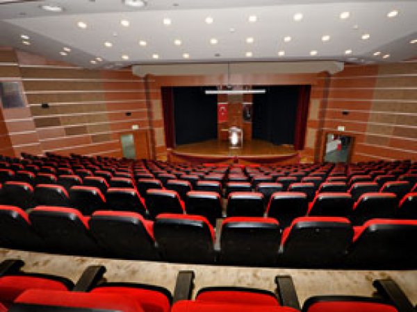 500 Kişilik Konferansa 3 Kişi Geldi