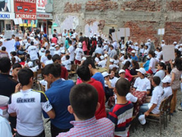 Ağrı'da Çocuk İşçiliğine Karşı Yürüyüş