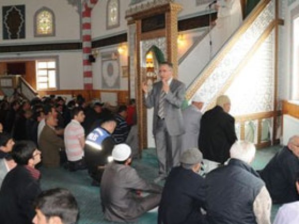 Cuma Hutbesini İşaret Dili ile Veriyorlar