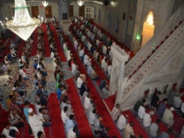 Peygamberler Şehrinde İlk Teravih Kılındı 