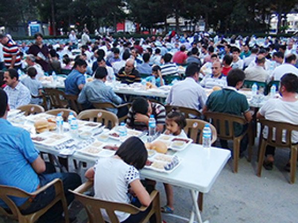 Zengin ve Fakir İftar Yemeğinde Buluştu 