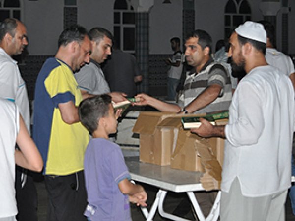 Peygamber Sevdalıları 4500 Kur'an Dağıttı 