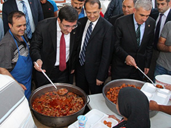 Bakan Yılmaz Halka Yemek Verdi