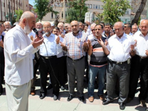 'İsrail'i Kınıyor ve Lanetliyoruz'