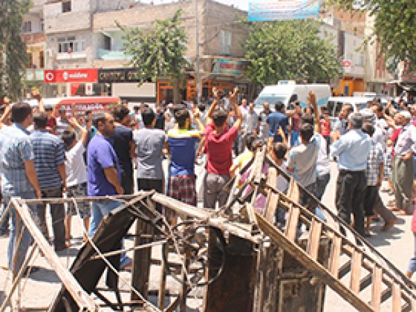 DEDAŞ'a Tepki Gösteren İlçe Halkı Yol Kesti 