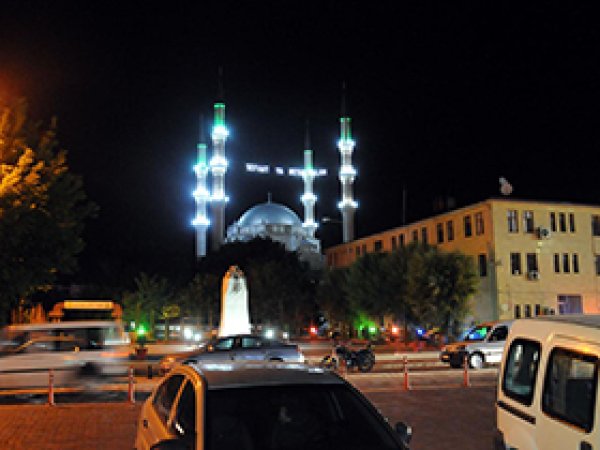 İftarda İki Kez Ezan Okunuyor
