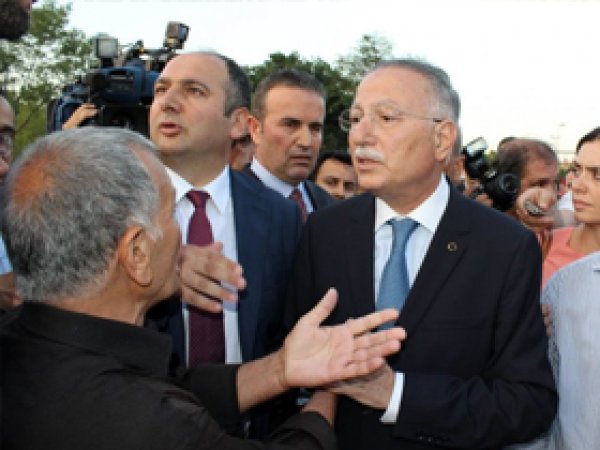 İhsanoğlu'nun Ziyaretinde Gerginlik 