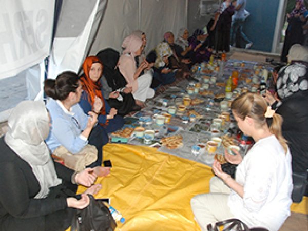 Kadın Gazeteciler Annelerin İftarına Katıldı  