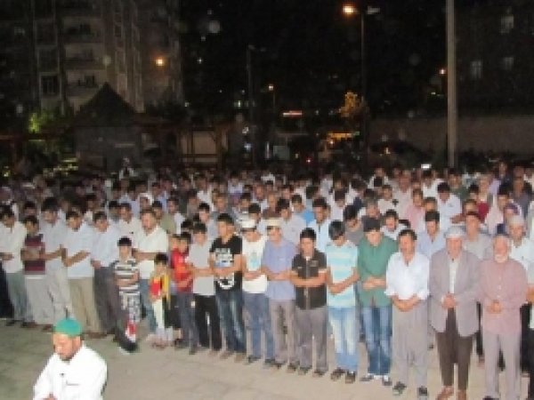 Siverekliler Gazzeli Şehitler İçin Saf Tuttu 
