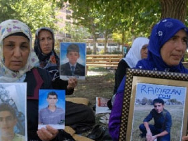 Annelerin Çifte Hasret Bekleyişleri Sürüyor