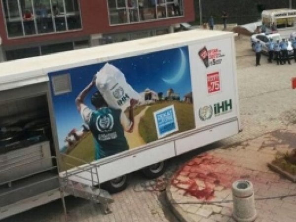 Hopa'da İHH TIR'ına Saldırı 