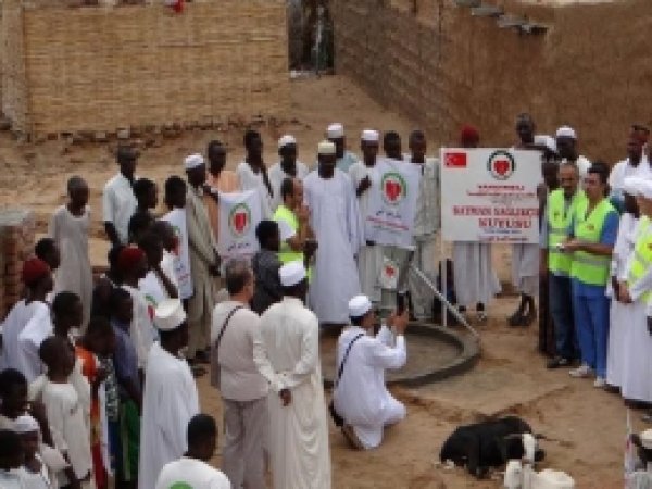 Sağlık Personeli Sudan'da Su Kuyusu Açtı 