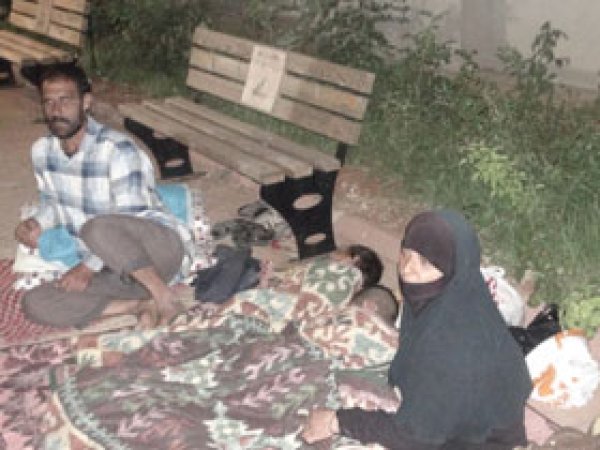 Suriyeli Mağdur Aile Camiye Sığındı 
