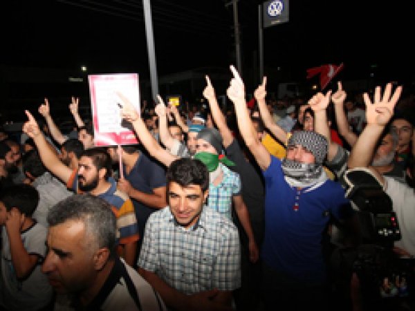 Adana'da ABD Konsolosluğu Taşlandı