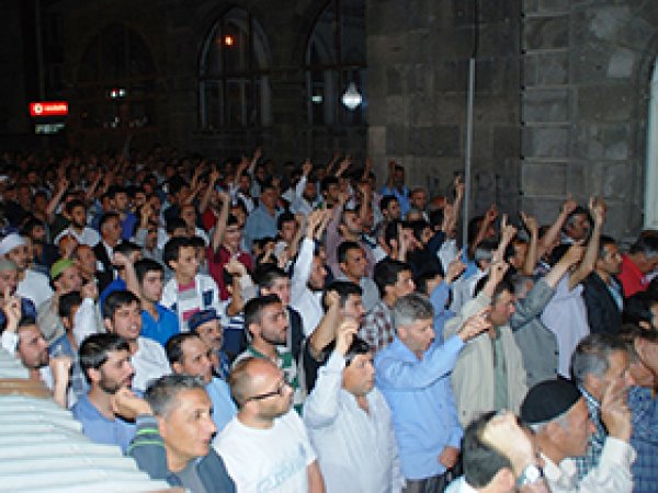 Ağrılılar Katil Siyonistleri Lanetledi 