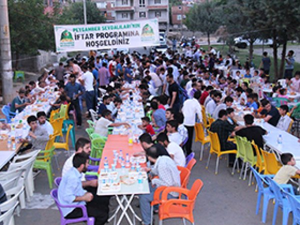 Hizmet Der 750 Kişiye  İftar Yemeği Verdi