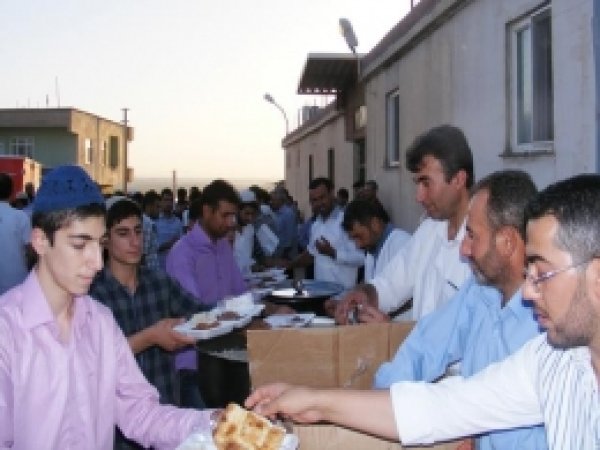 Arabkent'te Yüzlerce Kişi İftarda Buluştu 