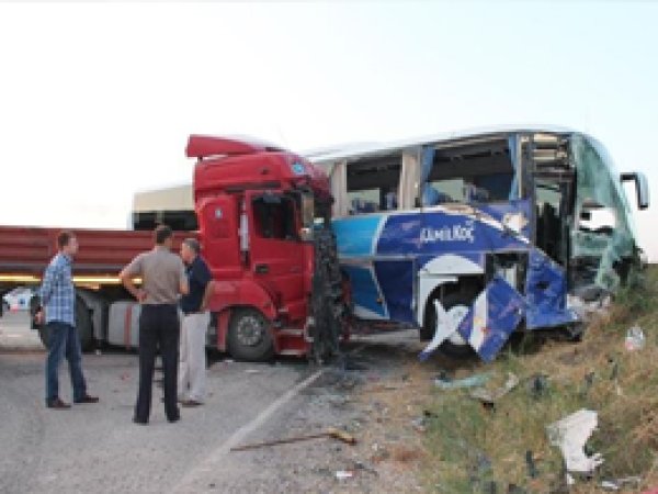 Bandırma'da Otobüs Tır'la Çarpıştı: 31 Yaralı