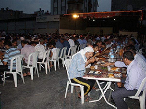 Mersin'de Yüzlerce Kişiye Açık Havada İftar 