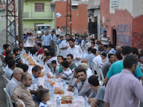 Bilge Eğitim Der'den Yüzlerce Kişiye İftar