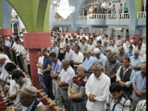 Son Teravih'te Halk Camilere Akın Etti 