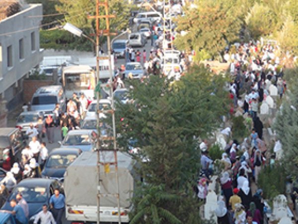 Batman'da Mezarlıklara Ziyaretçi Akını