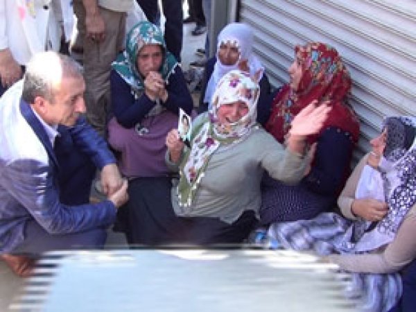 Bakan Eker Acılı Aileleri Ziyaret Etti