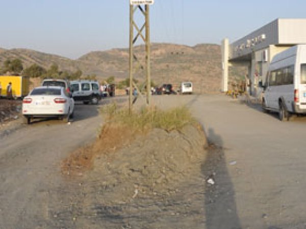Yol Ortasındaki Elektrik Direği Tehlike Saçıyor 