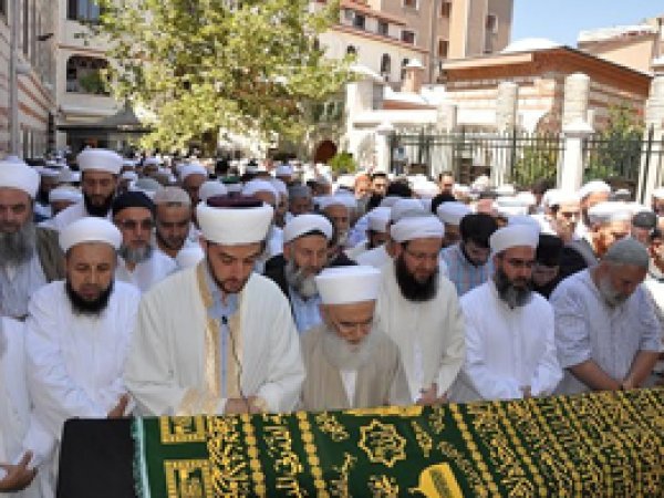 İsmailağa Cemaati'nin 'Hoca Annesi' Vefat Etti