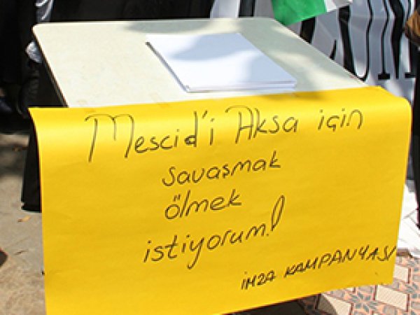 Kadınlardan Canlı Kalkan Kampanyası