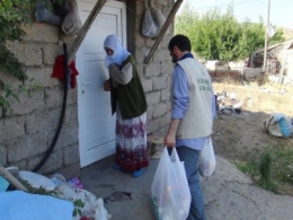 Merhamet Eli'nden Yüzlerce Aileye Yardım 