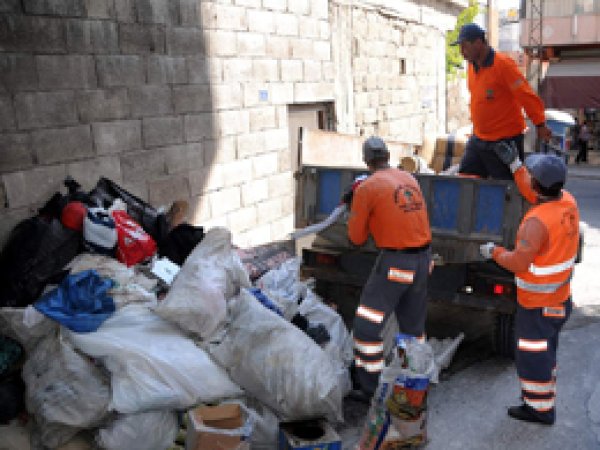 Yaşlı Adamın Evinde 3 Traktör Çöp Çıktı 