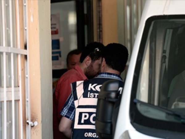 10 Polisten 4'ü Tutuklandı 