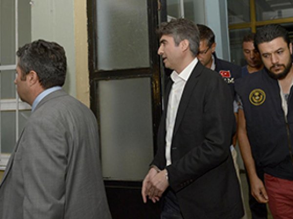 17 Polis Hakkında Yakalama Kararı