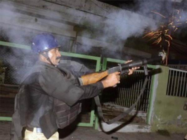 Pakistan'da Göstericilere Ateş Açıldı