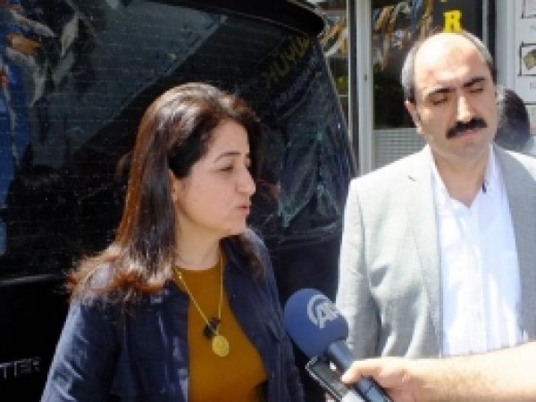 AK Partili Bayan Milletvekiline Taşlı Saldırı 