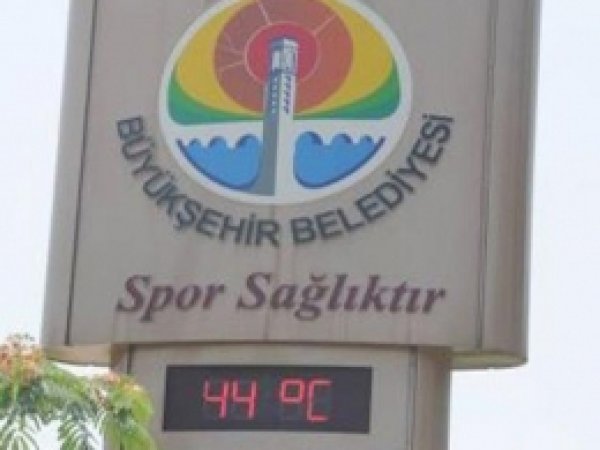 Adana'da Sıcaklık 44 Dereceyi Buldu
